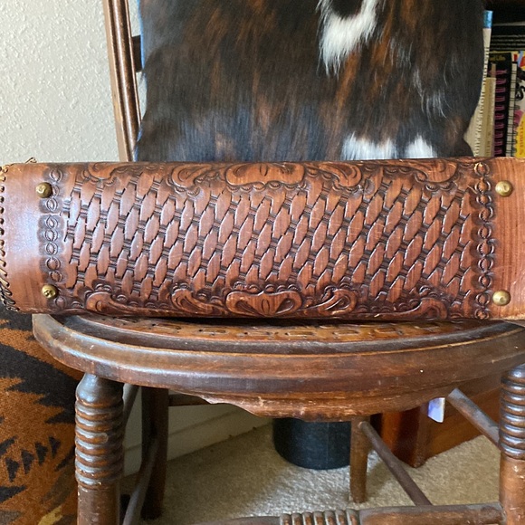 Vintage hand tooled leather purse. - Picture 2 of 10